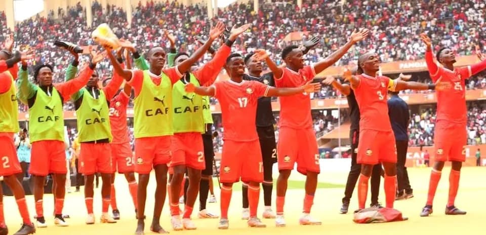 Joueurs célébrant avec les supporters dans le stade