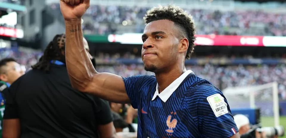 Joueur de France célébrant avec le poing levé