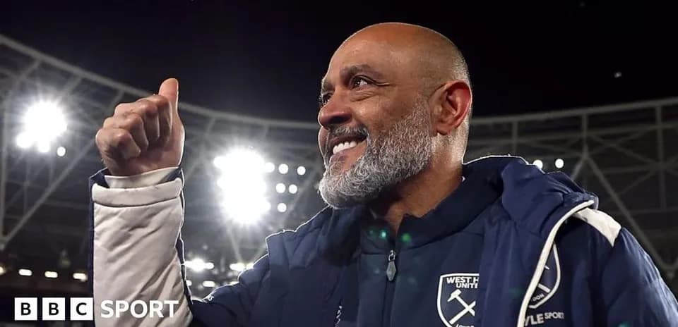 Entraîneur de West Ham United saluant les supporters