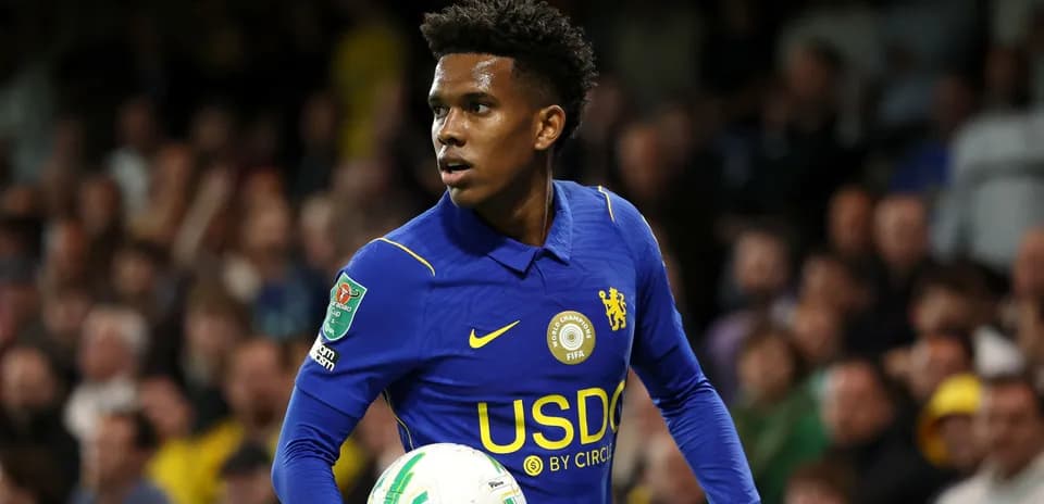 Joueur de Chelsea tenant un ballon pendant un match