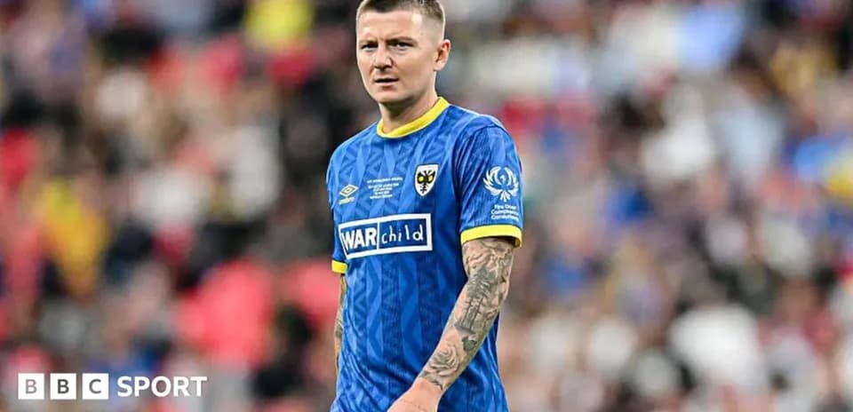 Joueur portant le maillot d'AFC Wimbledon sur le terrain
