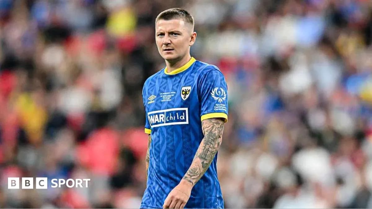 Joueur portant le maillot d'AFC Wimbledon sur le terrain