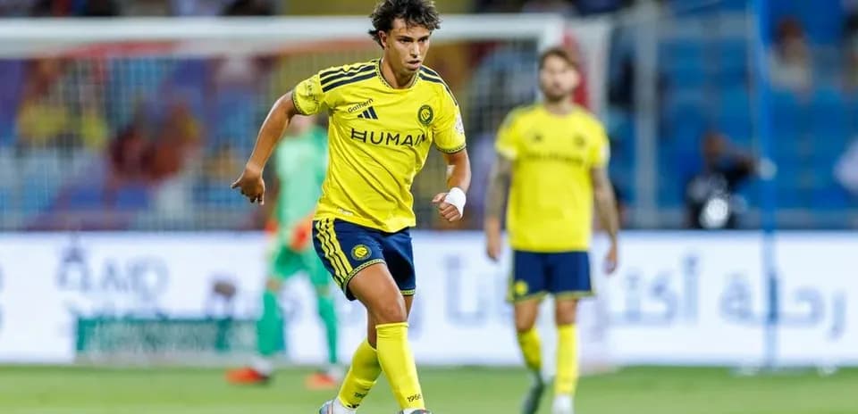 Joueur dribblant le ballon sur le terrain