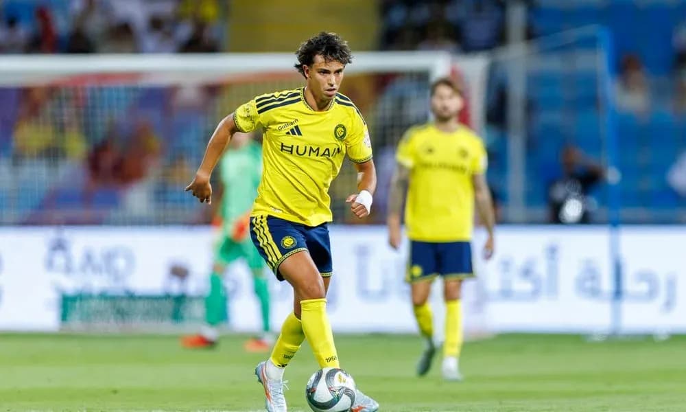 Joueur dribblant le ballon sur le terrain