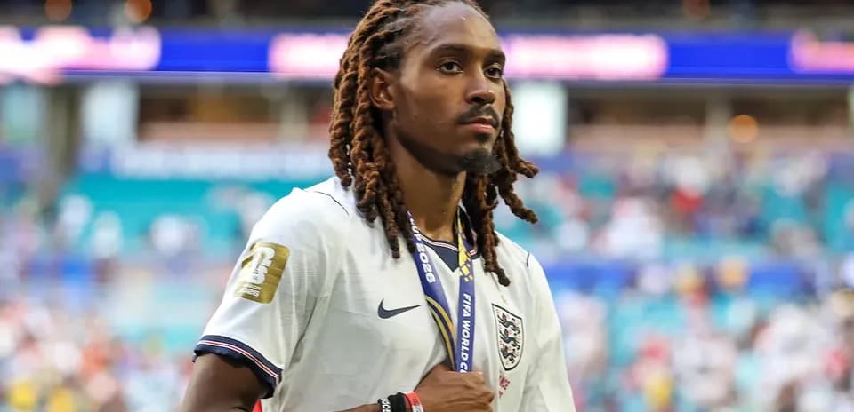 Joueur portant un maillot anglais avec une médaille