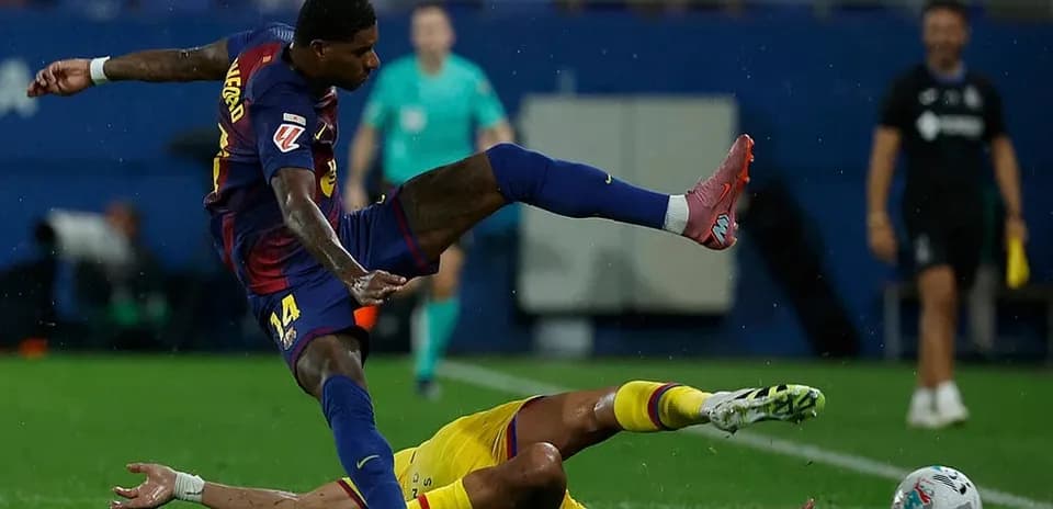 Joueur de Barcelone chute sur un adversaire de Getafe