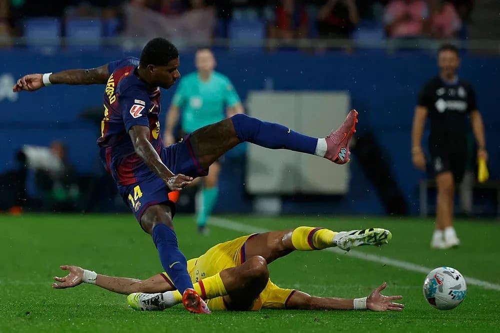 Joueur de Barcelone chute sur un adversaire de Getafe
