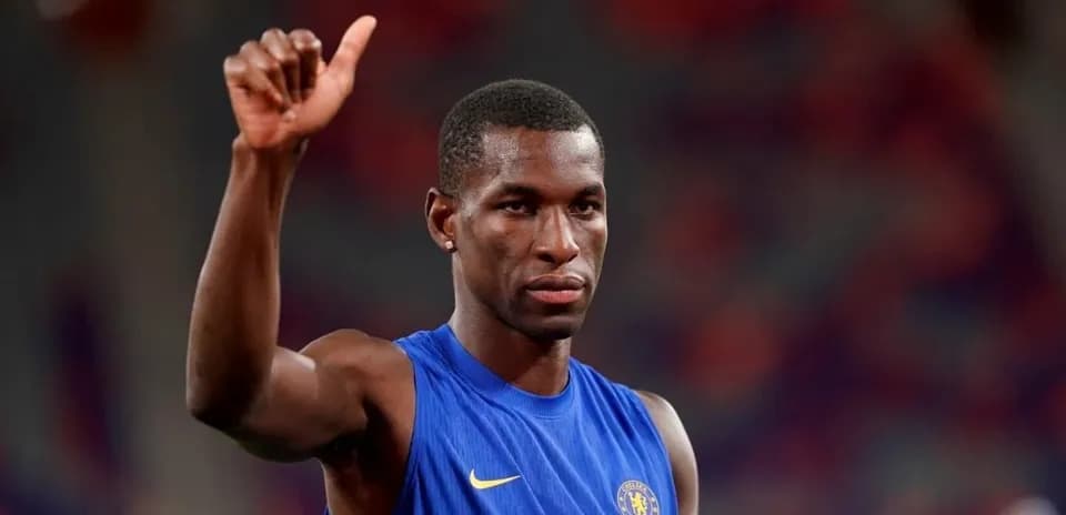 Joueur de Chelsea levant le pouce sur le terrain