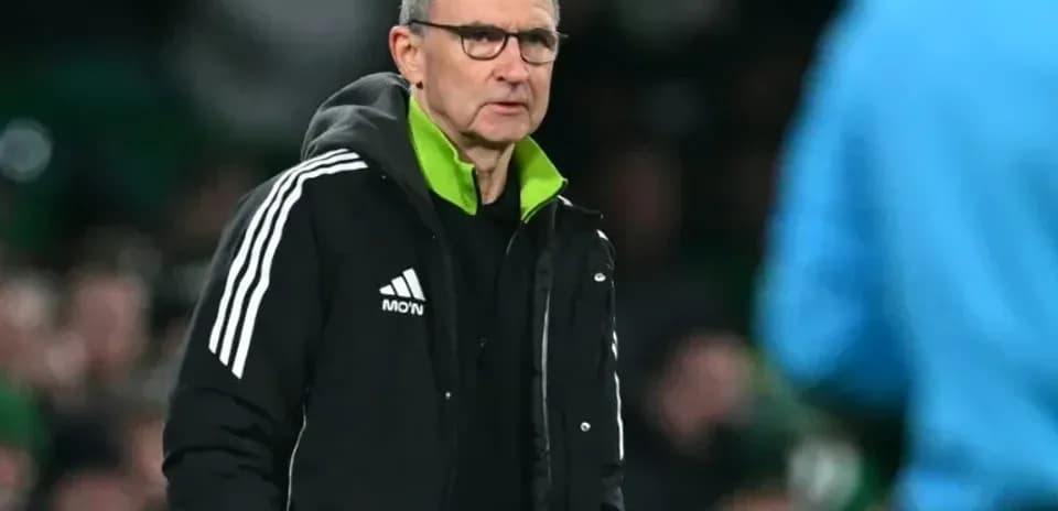 Entraîneur observant le match depuis la ligne de touche