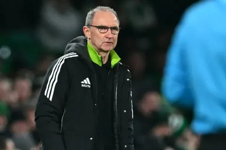 Entraîneur observant le match depuis la ligne de touche