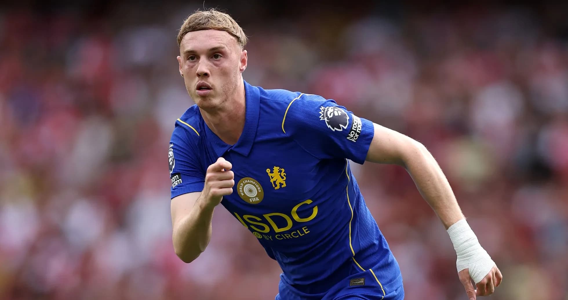 Joueur de Chelsea courant sur le terrain pendant un match