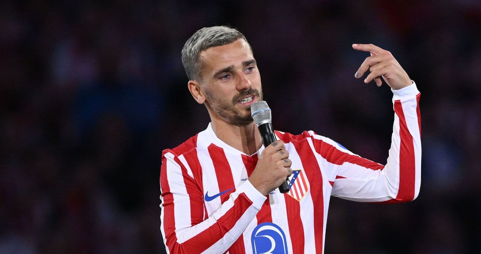 Joueur parlant avec un micro en maillot d'Atlético