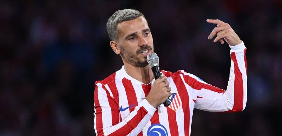 Joueur parlant avec un micro en maillot d'Atlético