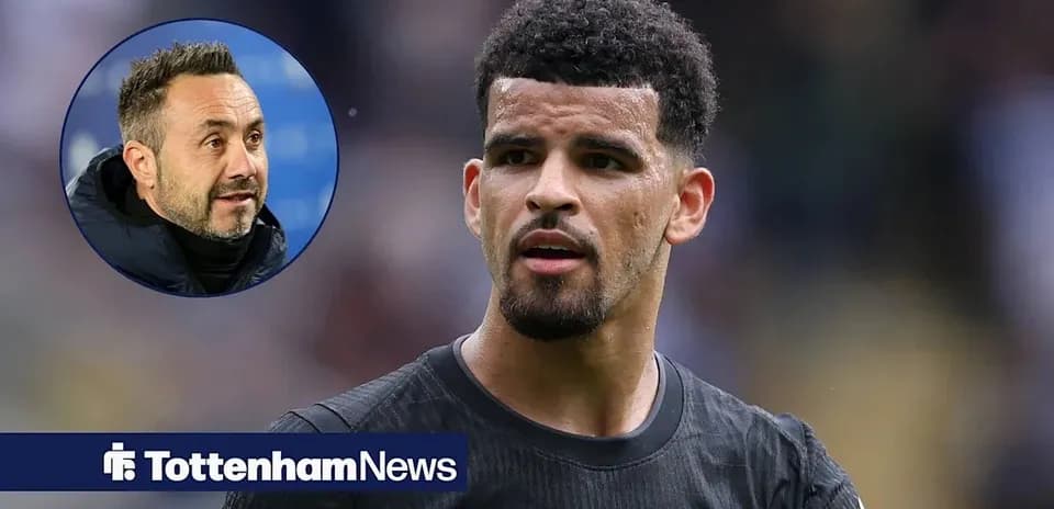 Joueur de Tottenham avec entraîneur en arrière-plan