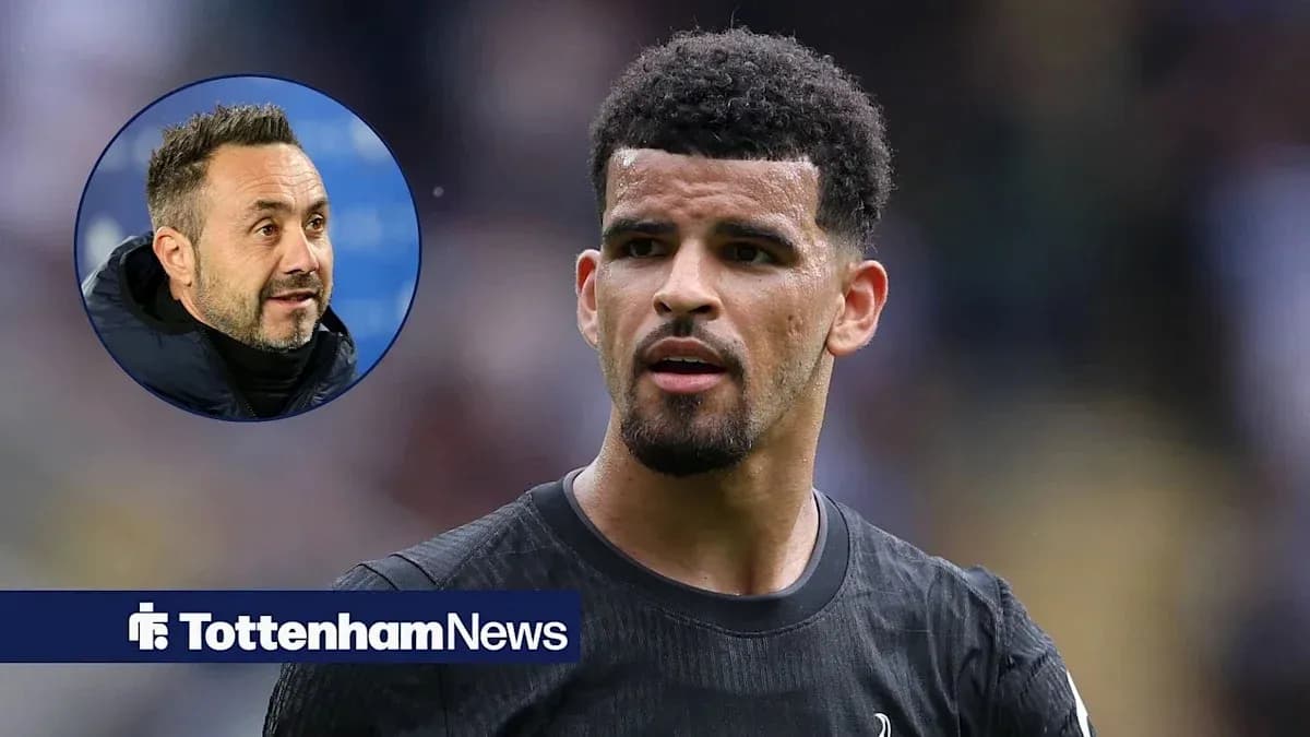Joueur de Tottenham avec entraîneur en arrière-plan