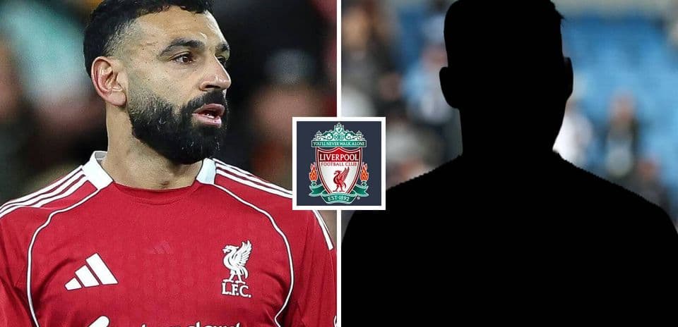 Joueur de Liverpool en maillot rouge avec silhouette floue
