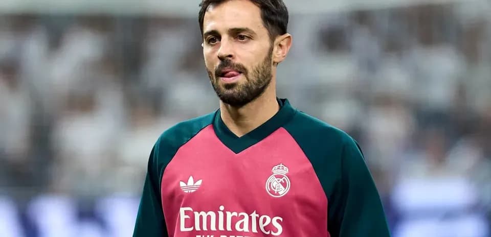 Joueur de football en survêtement du Real Madrid