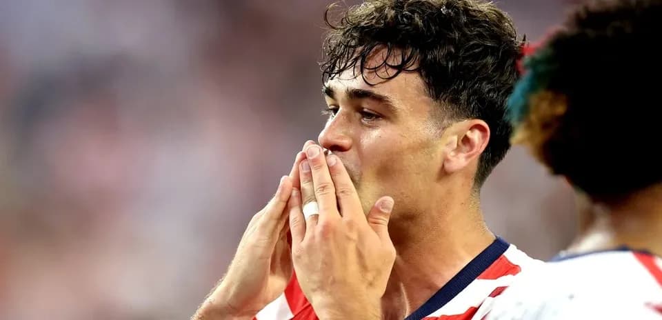Joueur saluant ses coéquipiers après le match