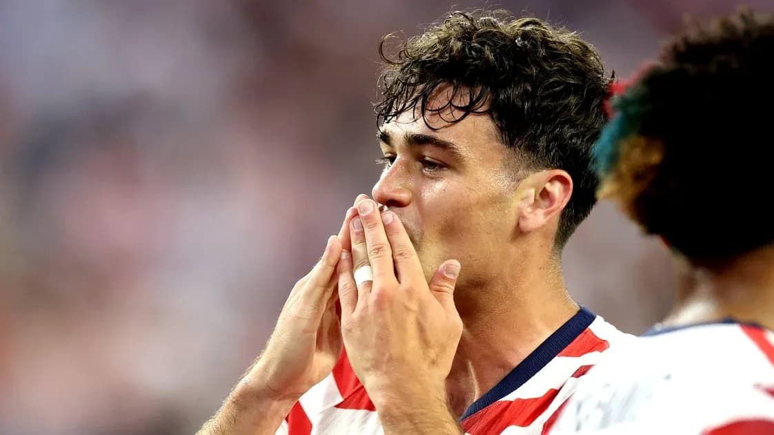 Joueur saluant ses coéquipiers après le match