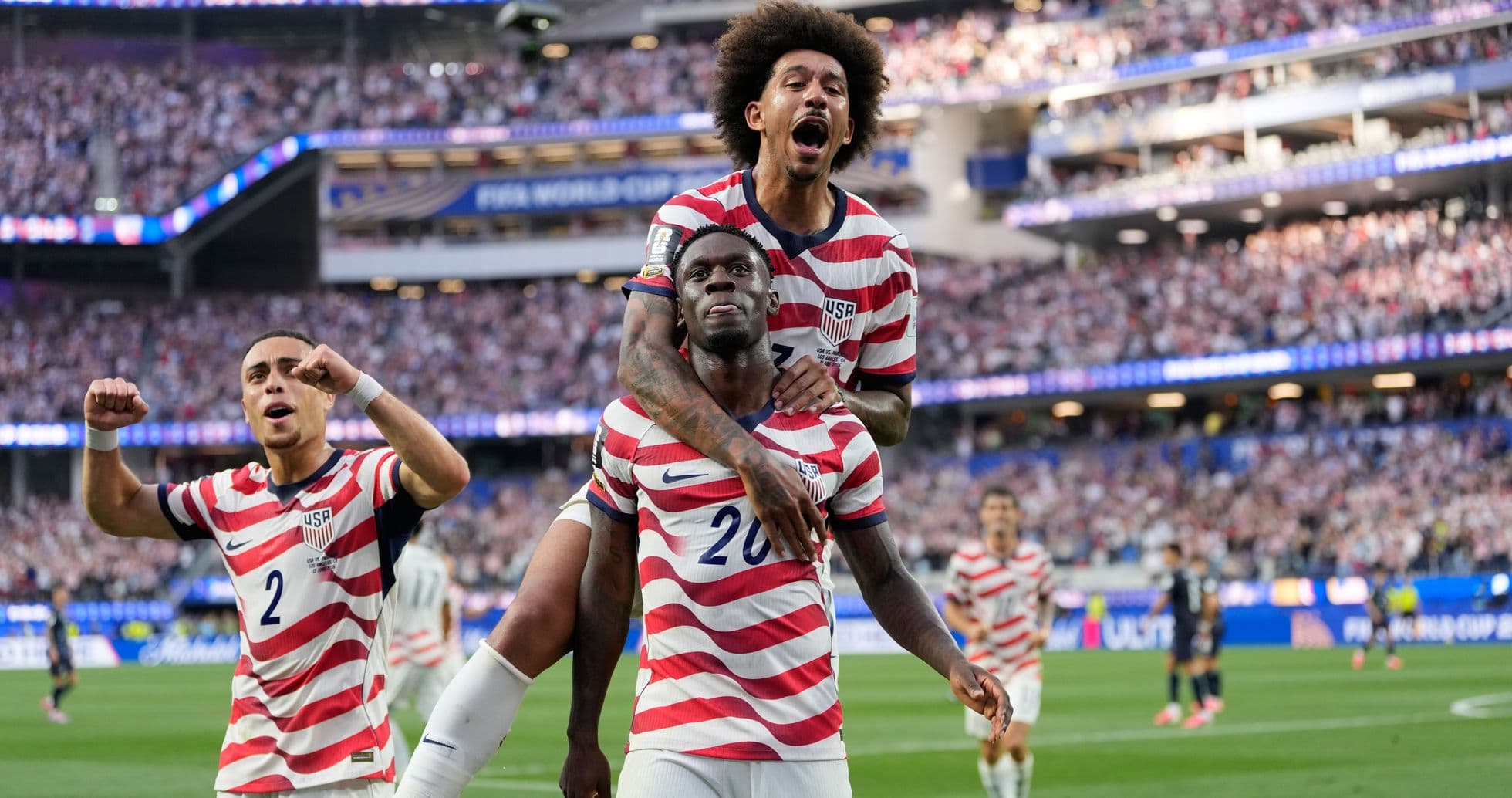 Joueurs de l'équipe des États-Unis célébrant un but