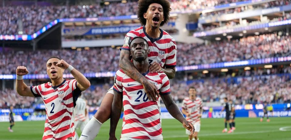 Joueurs de l'équipe des États-Unis célébrant un but