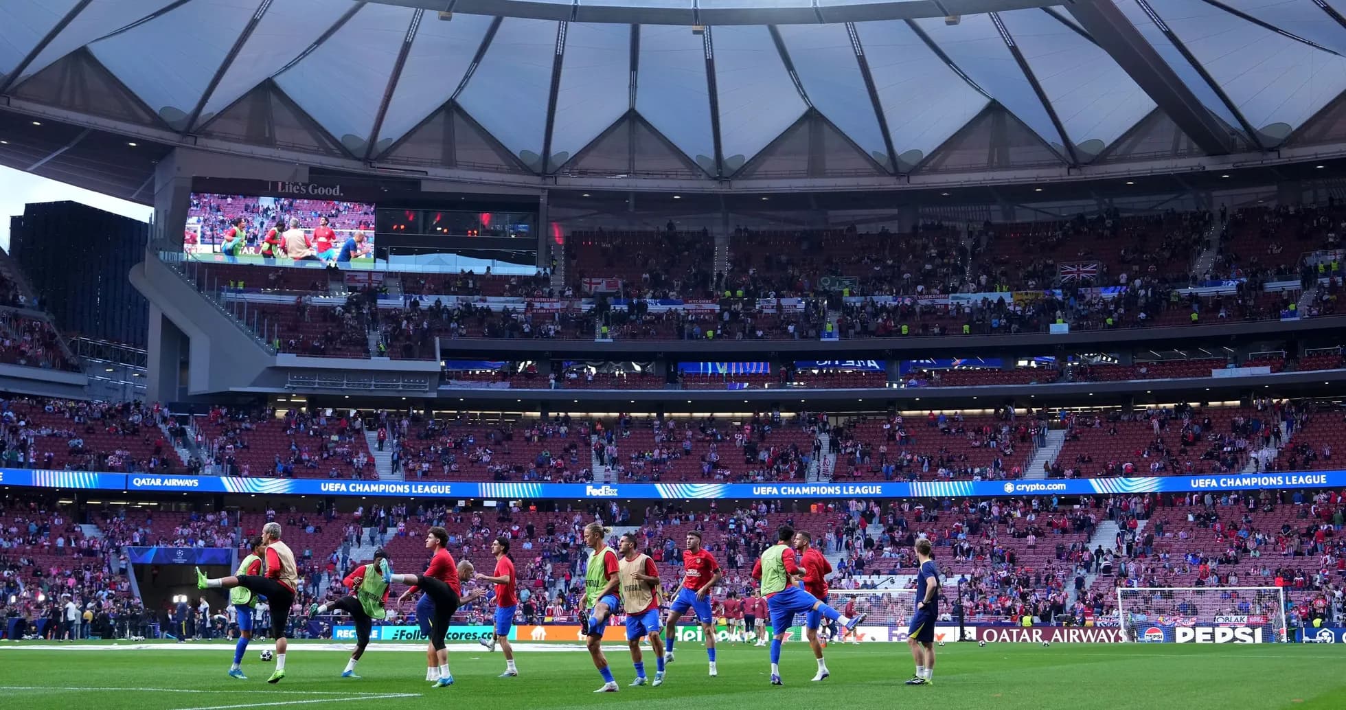 Joueurs s'échauffant sur le terrain avant le match