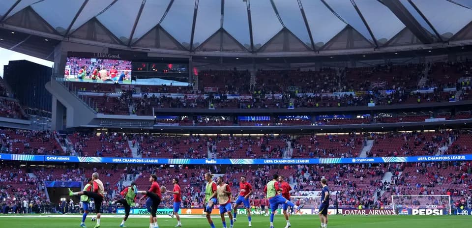 Joueurs s'échauffant sur le terrain avant le match