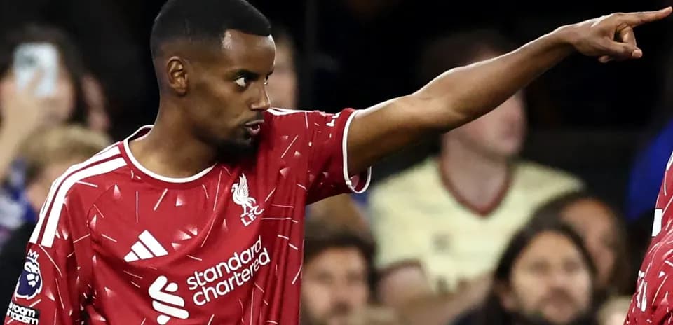 Joueur de Liverpool indiquant une direction sur le terrain
