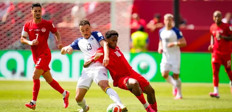 Joueurs en action lors du match Canada-Bosnie