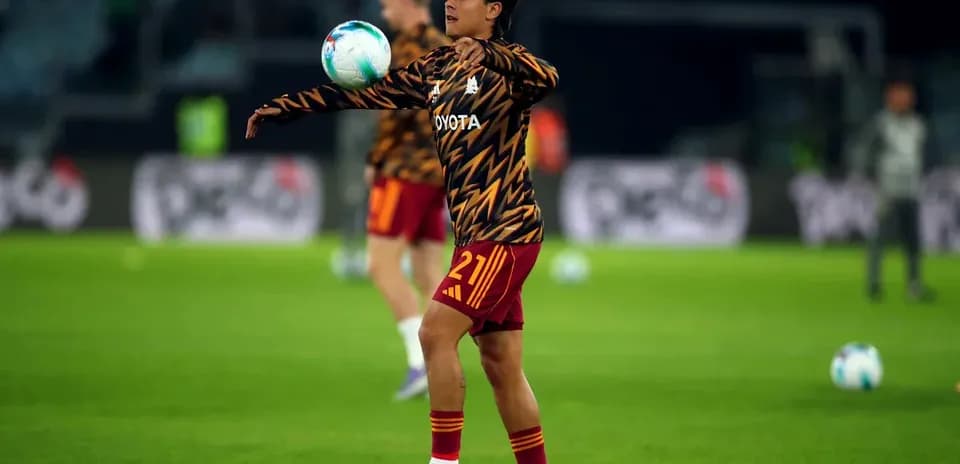 Joueur en échauffement lançant le ballon lors d'un match