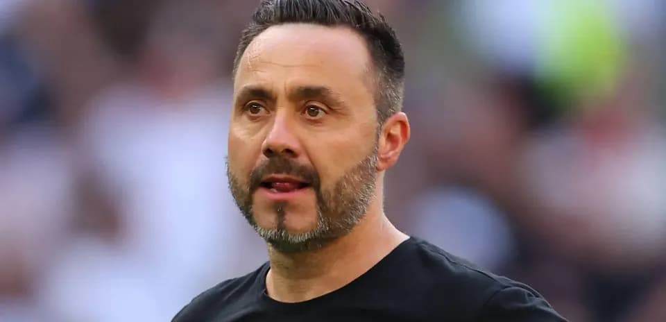 Entraîneur observant le match depuis la touche