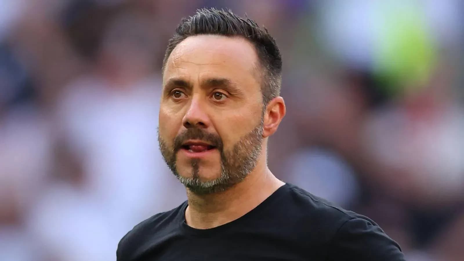 Entraîneur observant le match depuis la touche