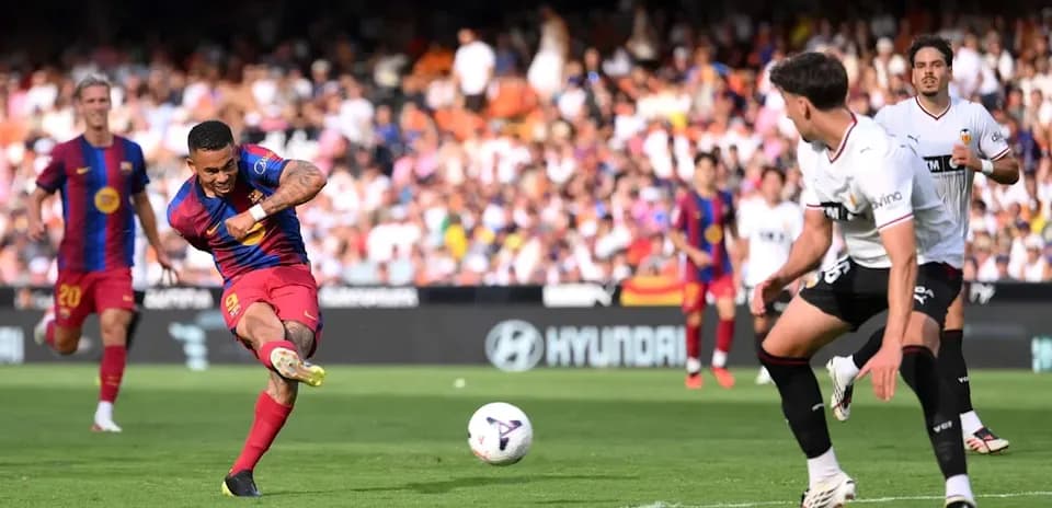 Memphis Depay tirant au but pendant un match