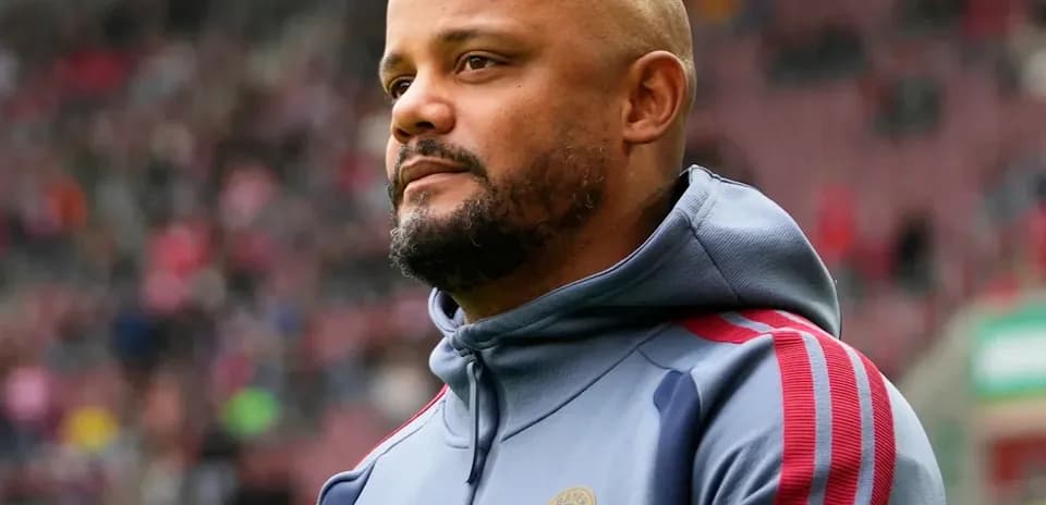 Entraîneur observant le match depuis la ligne de touche