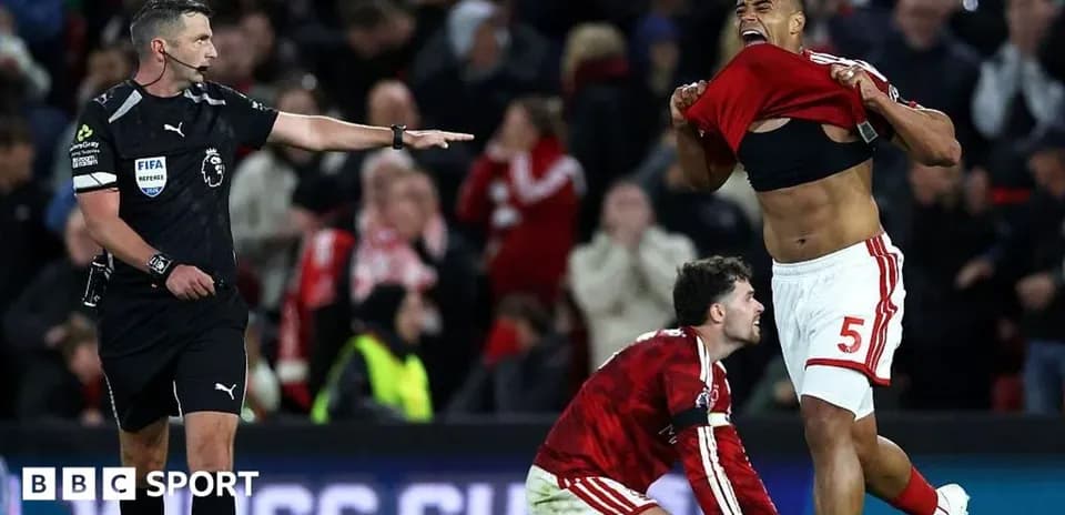 Joueur célébrant après un match avec l'arbitre