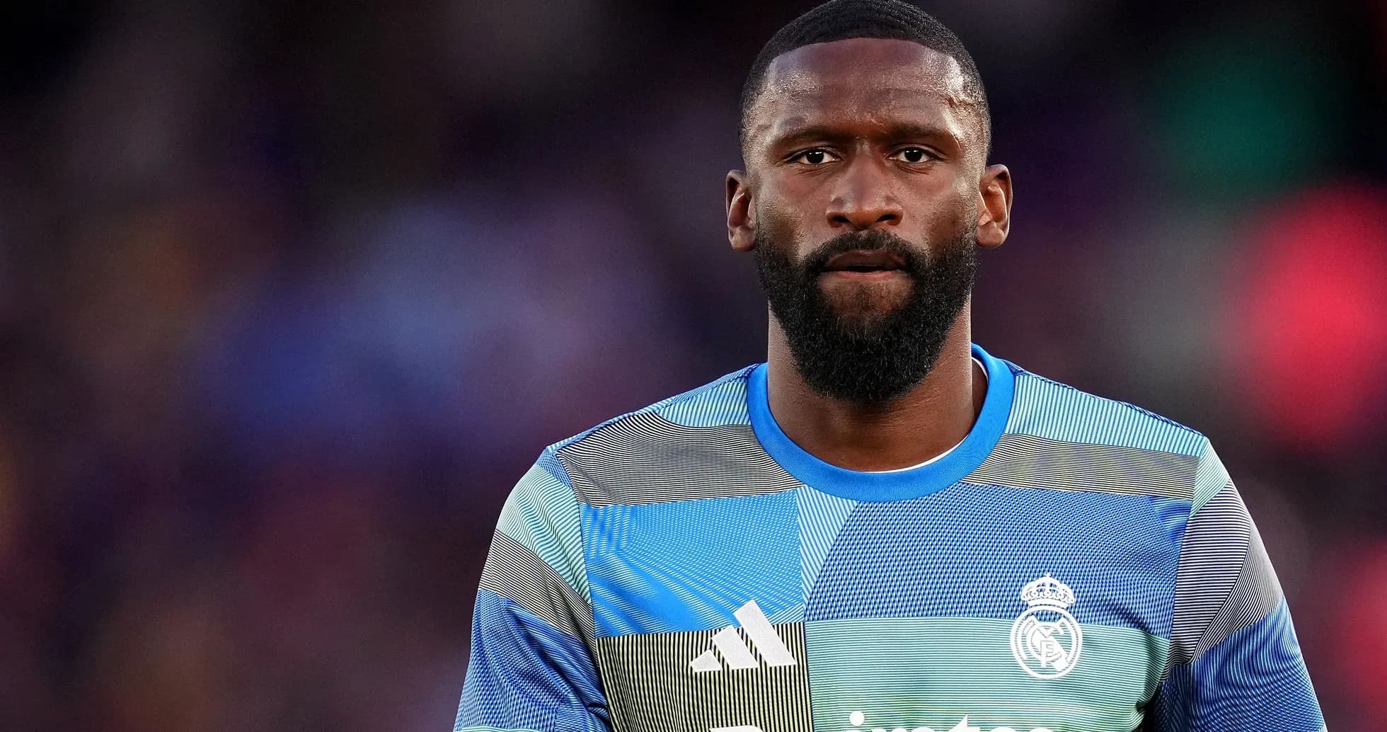 Joueur de football portant un maillot de Real Madrid