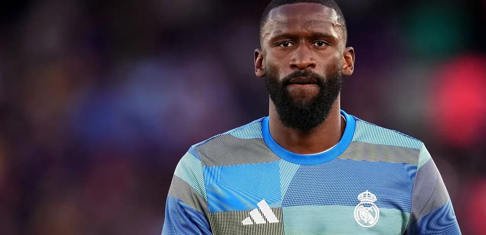 Joueur de football portant un maillot de Real Madrid