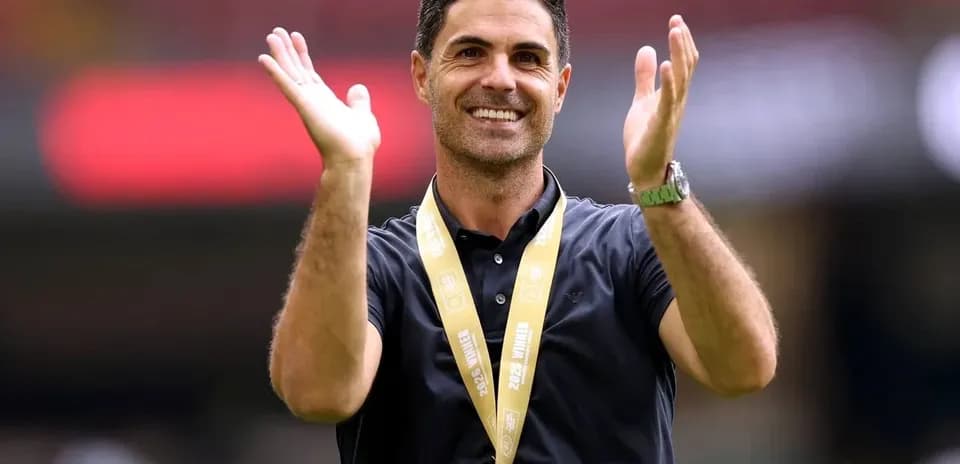Entraîneur applaudissant avec une médaille autour du cou