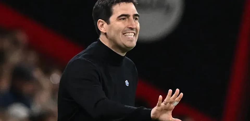 Entraîneur gesticulant sur la touche lors du match
