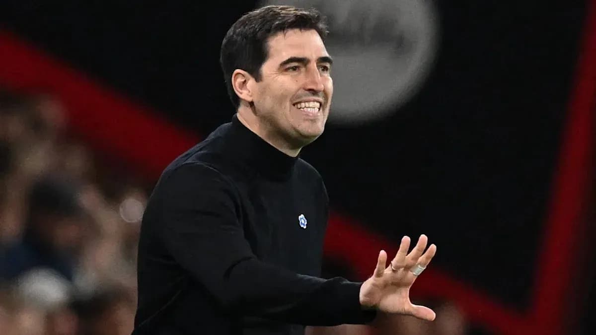 Entraîneur gesticulant sur la touche lors du match