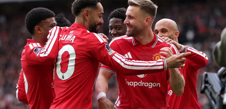 Joueurs de Manchester United célébrant un but ensemble
