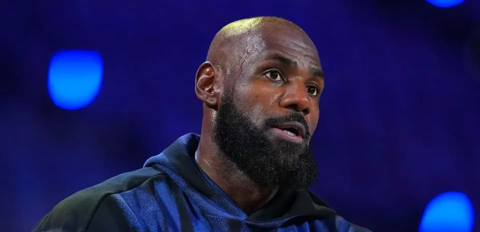 LeBron James parlant lors d'une conférence