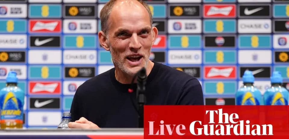 Entraîneur lors d'une conférence de presse avec microphones