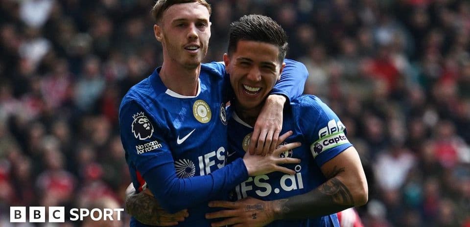 Deux joueurs célébrant un but sur le terrain