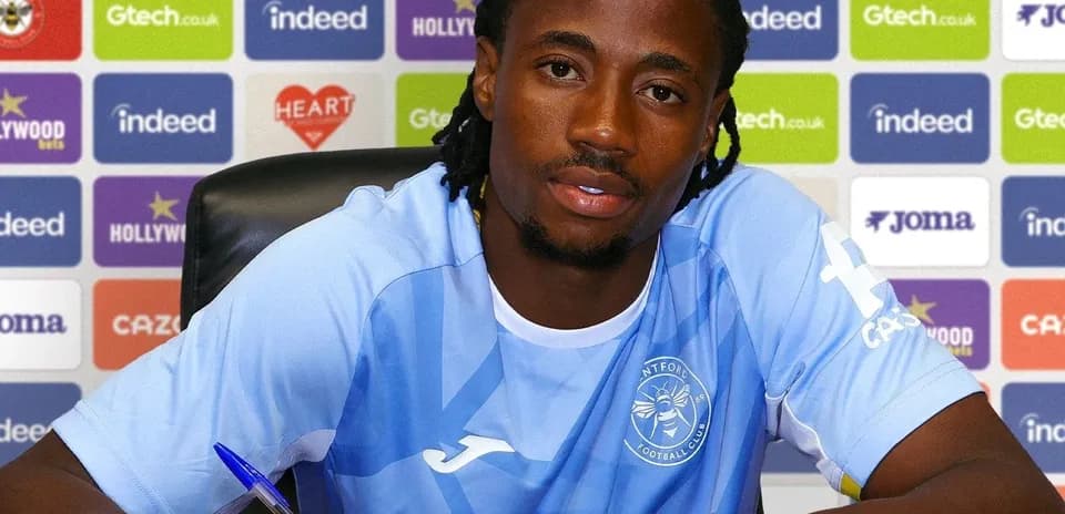 Joueur signant un contrat lors d'une conférence de presse