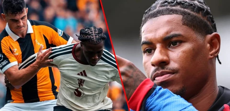 Joueur tirant un adversaire pendant un match de football