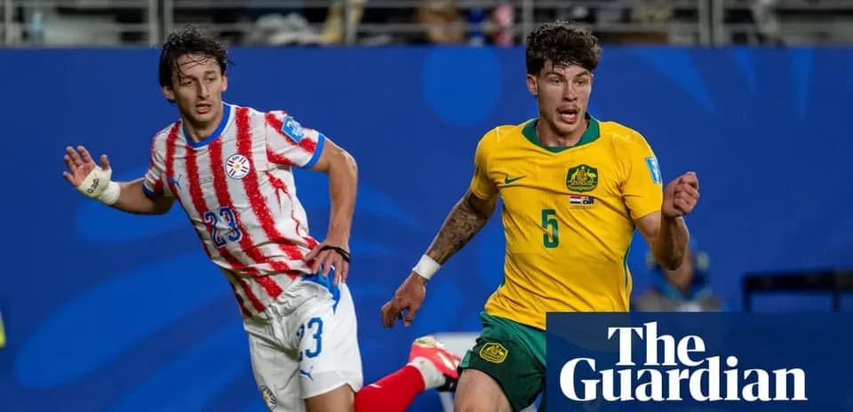 Deux joueurs courant sur le terrain de football