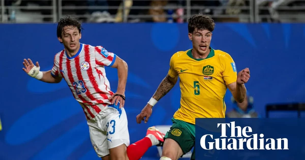 Deux joueurs courant sur le terrain de football