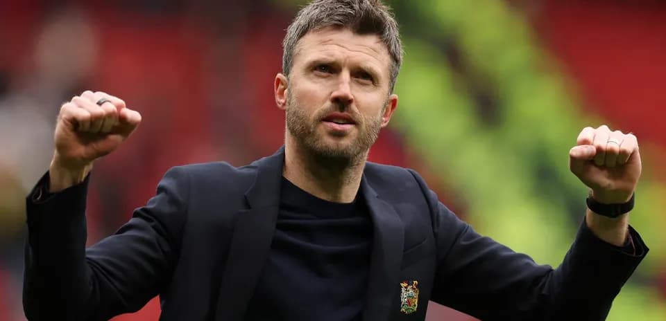 Entraîneur célébrant sur le terrain après un match