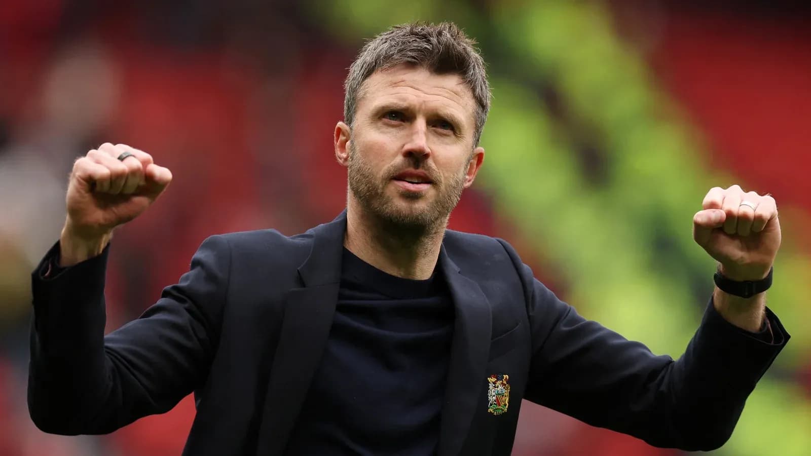 Entraîneur célébrant sur le terrain après un match